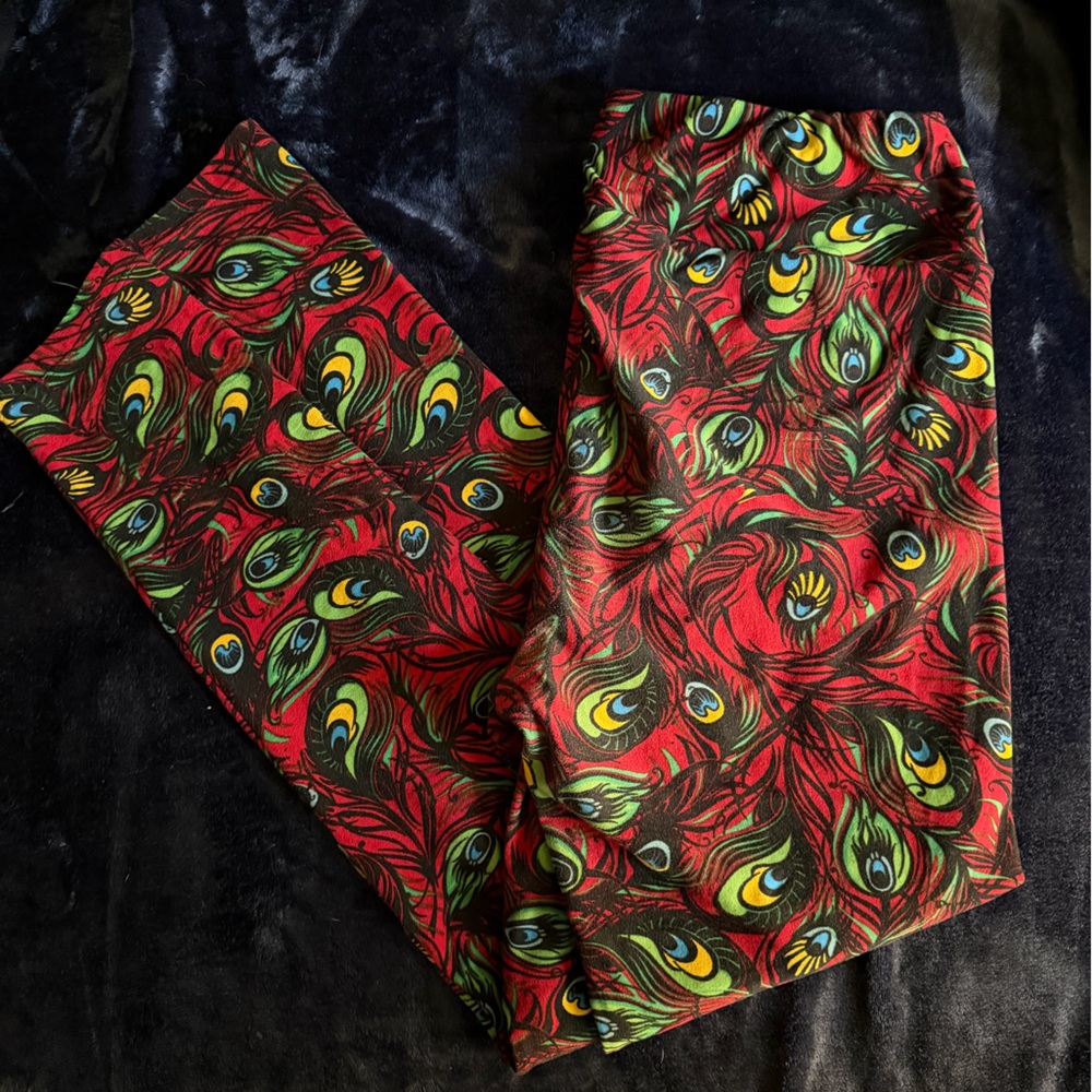 LuLaRoe tall and curvy Red and Green Peacock Feather Leggings
